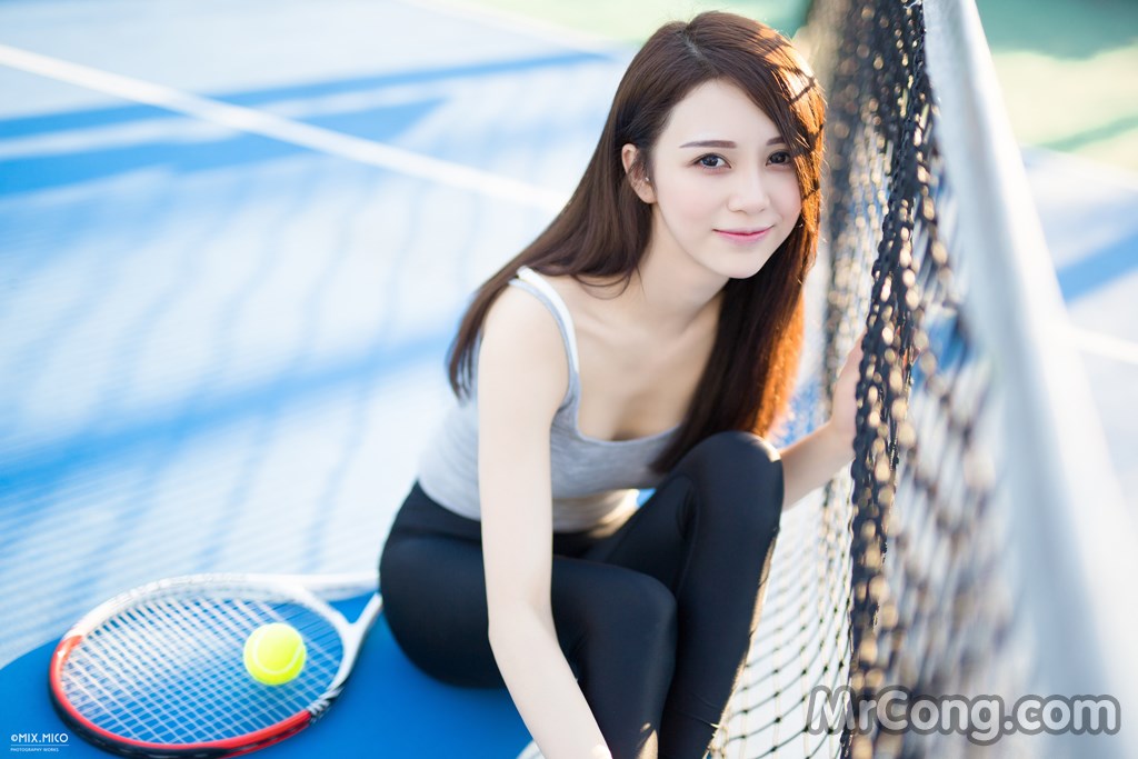 See the beautiful young girl showing off her body on the tennis court with tight clothes (33 pictures)