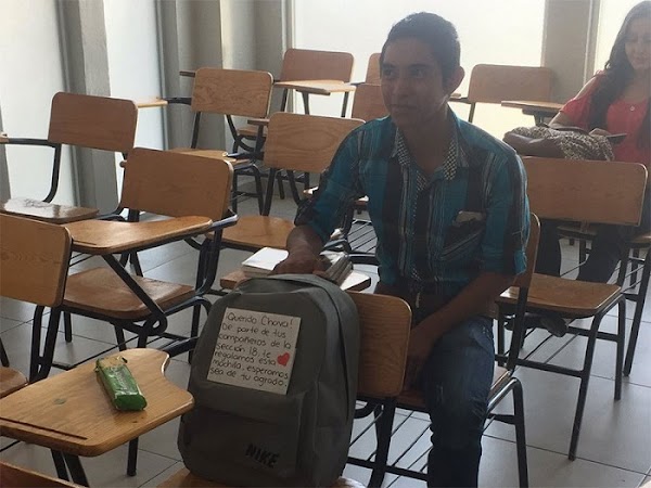 "Chava" es puntual, llueva o truene nunca falta a clases y trabaja como mesero, conoce su historia "Chava" es puntual, llueva o truene nunca falta a clases y trabaja como mesero, conoce su historia