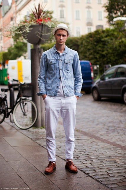 calça branca e camisa jeans masculino
