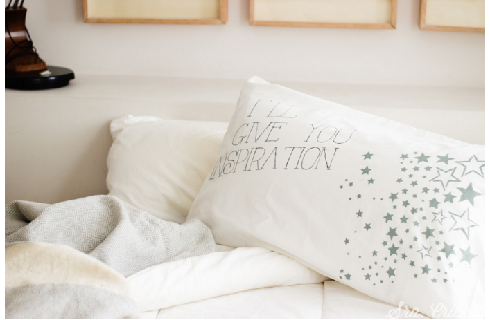 Personaliza tus fundas de almohada con Chalk Paint
