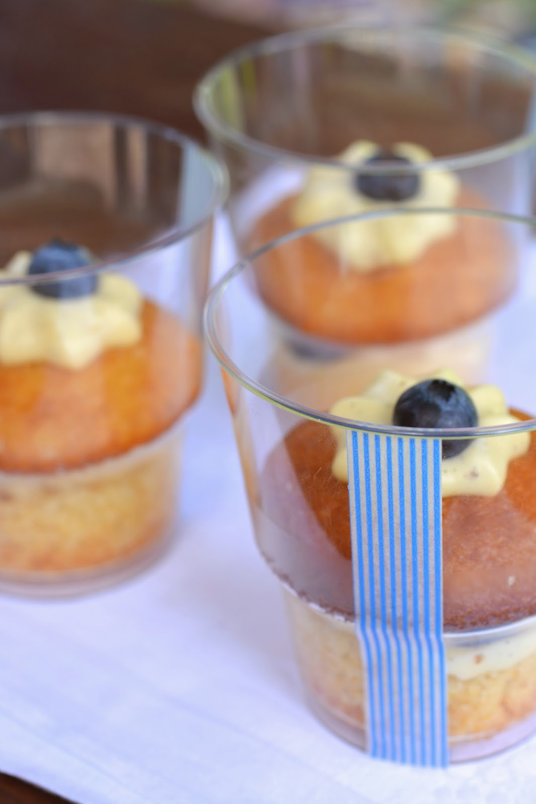 Ramona&amp;#39;s Bäckerei: Schoko-Himbeer und Vanille-Blaubeer-Cupcakes mit ...