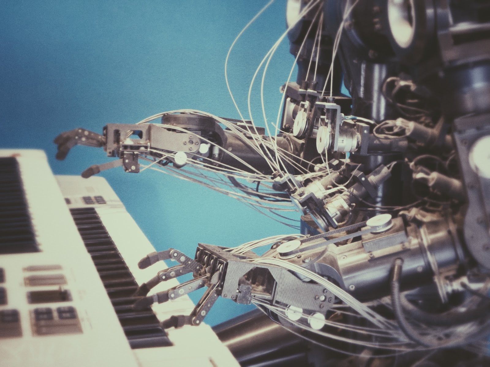 Искусственный интеллект. Технологии будущего. Робот музыкант. Робот на пианино. Ии в творчестве