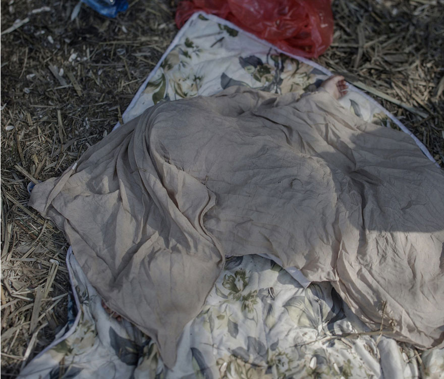 Photographer Reveals The Heartbreaking Places Syrian Refugee Children Sleep - Juliana, 2 years old, Horgos, Serbia