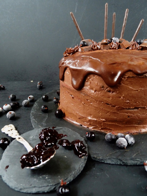 Sahnewölkchen: Schokoladen-Cassis Torte mit schwarzen Johannisbeeren