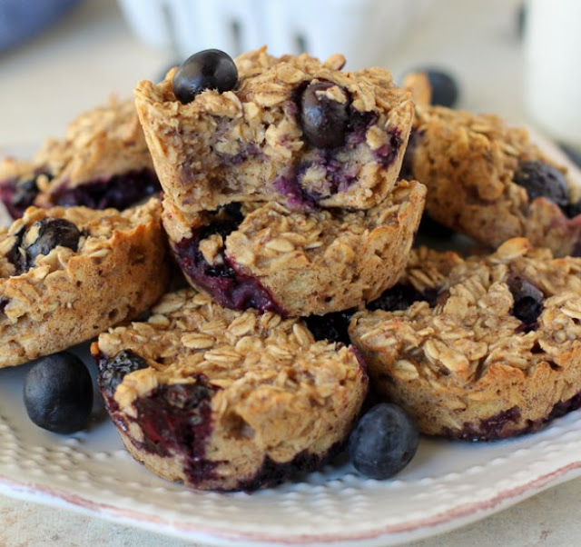 Baked Blueberry Banana Oatmeal Cups #healthysnack #breakfast