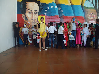 la Fundación Federación de jóvenes de Venezuela "Fejoven" promoviendo el Arte Teatral a través del taller de Marionetas con material en desuso en la U.E.B. Auyantepuy