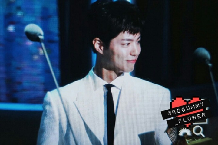 박보검 어제자 흰수트, 레드카펫 입장.gif | 인스티즈