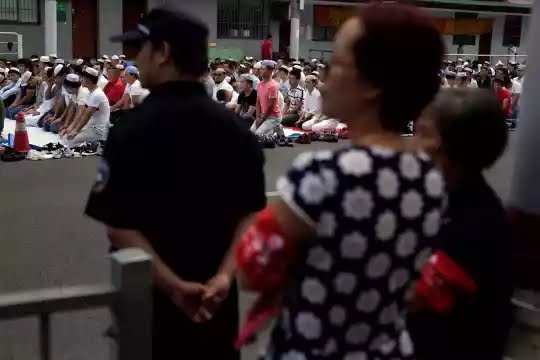 Shalat Idul Adha di Jalanan dan Jadi Tontonan, Muslim China Tetap Khusuk
