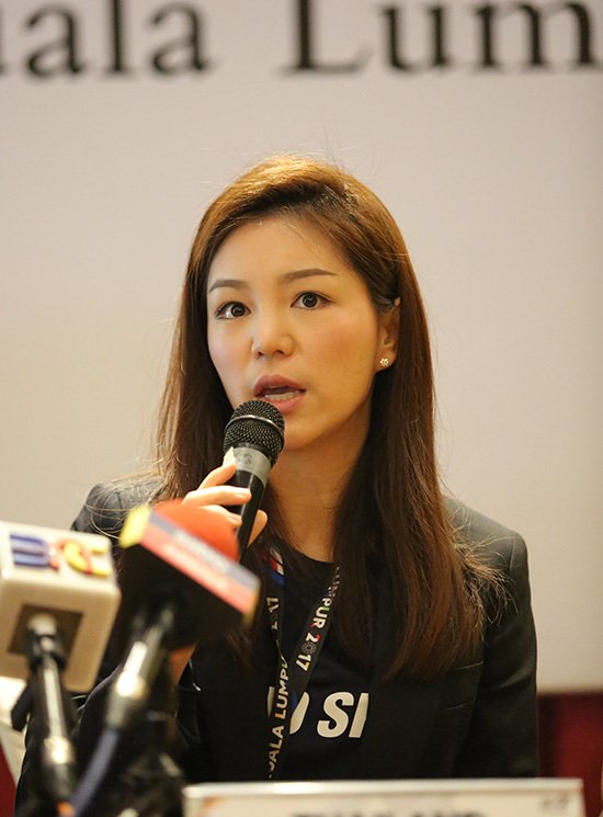 Nữ trưởng đoàn xinh đẹp Thái Lan hút hồn phóng viên báo chí