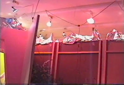 Detalle de la instalación de iluminación de los decorados realizada con lámparas con pinza.