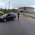 Carro derrapa e colide com a proteção na Via Costeira