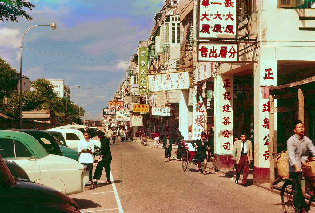 Wonderful Color Photos Document Street Scenes of Hong Kong in the 1950s