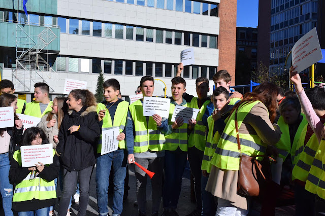 protesta de alumnos y familias del instituto Trueba de Barakaldo