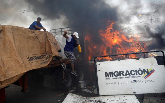 'Vocês não devem lealdade a quem queima comida', diz Juan Guaidó a militares