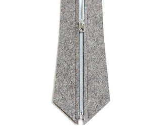 corbata con cierre o zipper. 