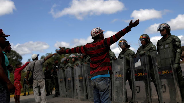 Confronto na fronteira da Venezuela com Brasil deixa 1 morto e feridos