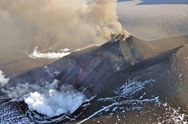 Volcán De Alaska Entra En Erupción. Volcán De Alaska Entra En Erupción.