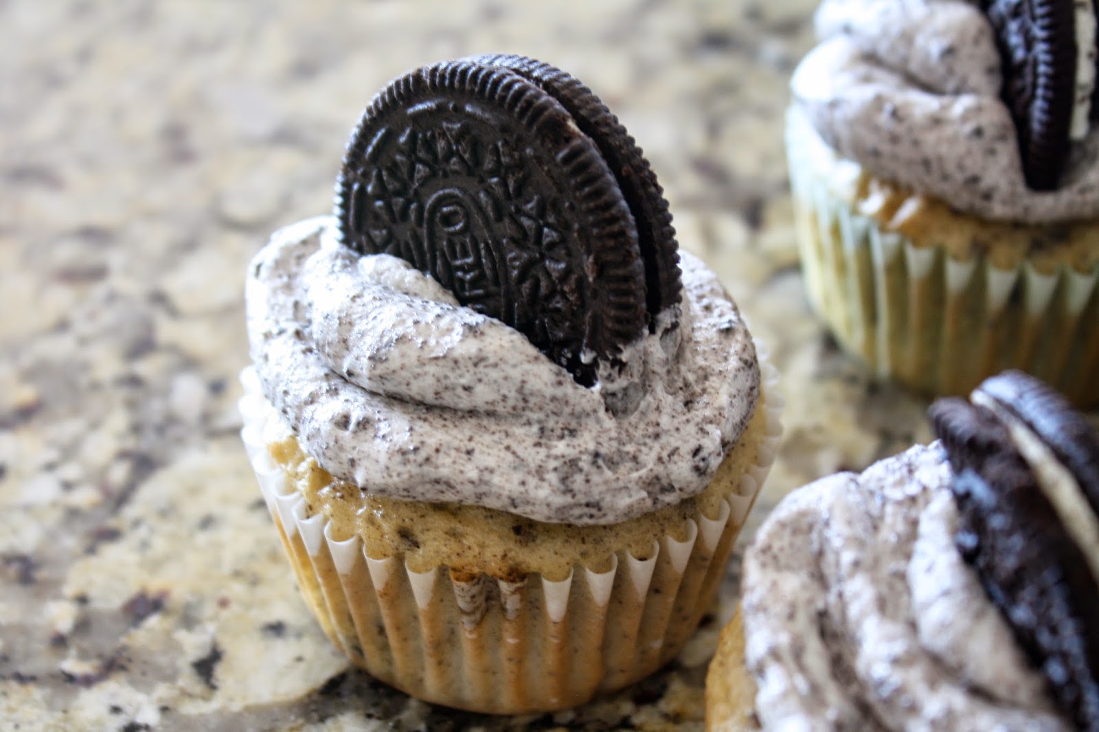 RACHAEL'S FAVORITE RECIPES: Cookies and Cream Cupcakes