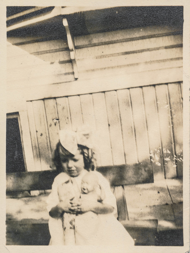 25 ideas: porch swing for endless outdoor relaxation These 50 Creepy Vintage Photographs From the Early 20th Century Will