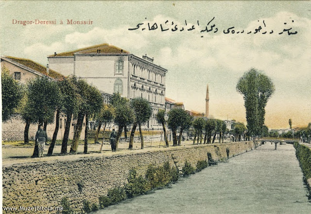 Гимназијата и реката Драгор на разгледница од 1910 година.