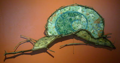 création d'une mosaïque en forme d'escargot vert avec branches de vigne pâte de verre faïence  par mimi vermicelle