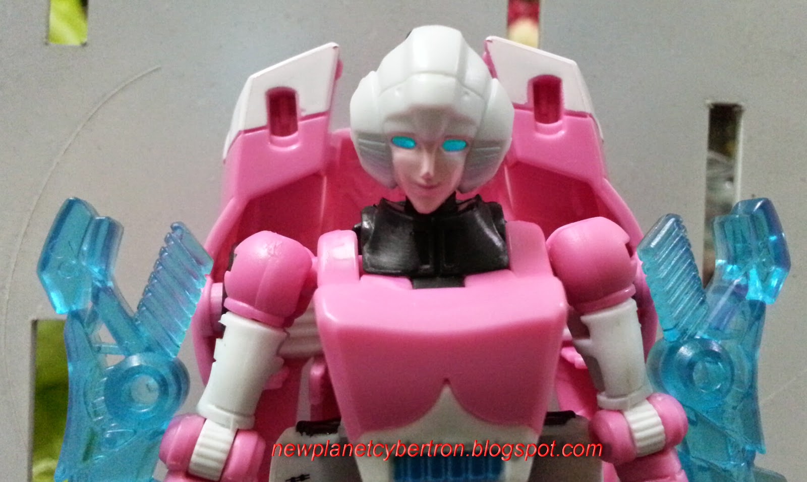 New Cybertron Transformers Review Arcee (IDW Generation Deluxe)