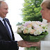 Η… ρομαντική ανθοδέσμη που χάρισε ο Πούτιν στη Μέρκελ
