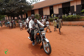 I bambini tornano a casa da scuola, Noepé, Togo, Africa