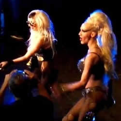 Lady Gaga e Drag Queen cantando juntas