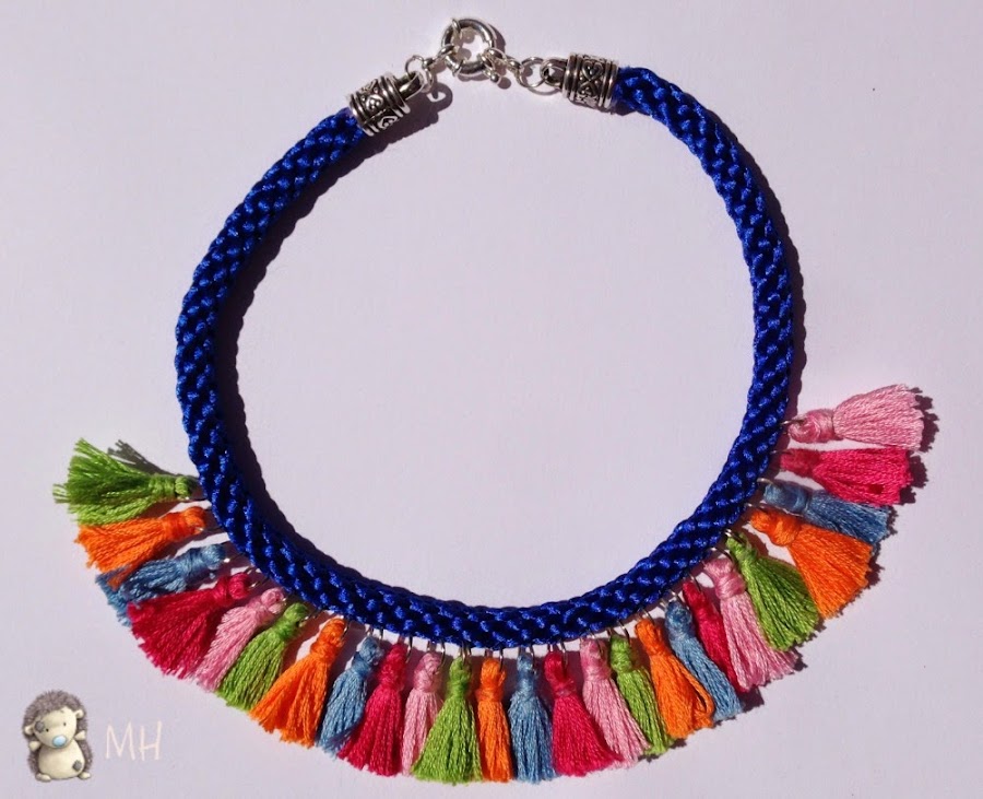 Collar con borlas kumihimo