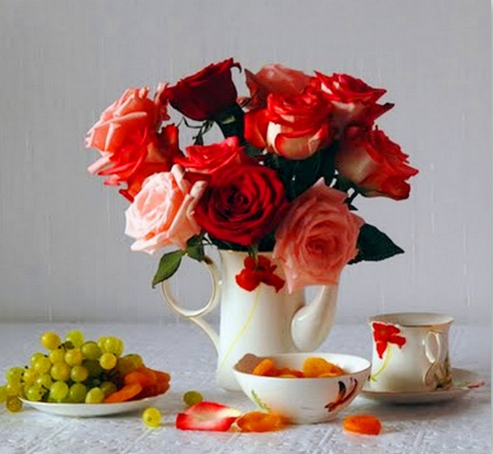 Цветы доброе утро красивой девушке. Утренние цветы. Утренний букет. Красивые букеты с добрым утром. Красивые натюрморты с розами.