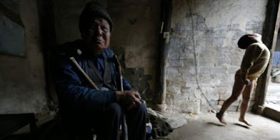 Kisah Sedih Dibalik Peristiwa Seorang Nenek yang Tega Merantai Cucunya Seperti Anjing Kisah Sedih Dibalik Peristiwa Seorang Nenek yang Tega Merantai Cucunya Seperti Anjing