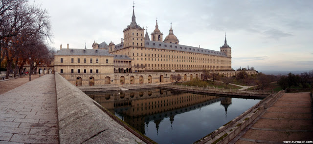 Panorámica del Monasterio de El Escorial con el estanque