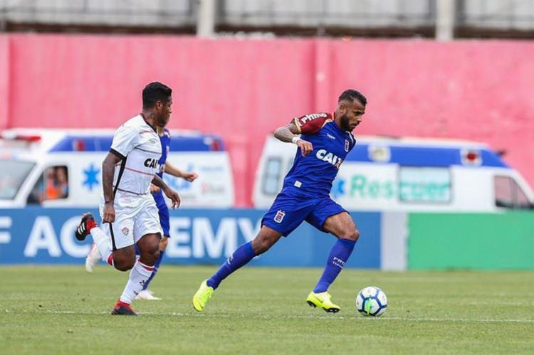 Vitória arranca empate contra lanterna e segue em situação delicada