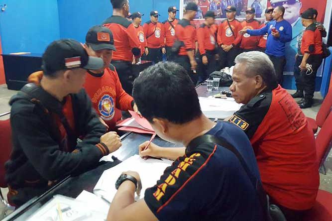 Petugas Damkar Ikut Kompetisi Ketangkasan Ambon, Malukupost.com - Petugas Pemadam Kebakaran (Damkar) dari 23 kabupaten dan kota di Indonesia mengikuti kompetisi ketangkasan untuk meningkatkan profesionalisme mereka pada 26-28 Februari 2018. "Peringatan Hari Ulang Tahun (HUT) Ke-99 Pemadam Kebakaran 2018 dipusatkan di Kota Ambon yang diawali dengan "skill competition" kompetisi ketangkasan yang diikuti petugas damkar dari 23 kabupaten dan kota," kata Direktur Manajemen Penanggulangan Bencana dan Kebakaran Ditjen Bina Agresi Kewilayahan Kemendagri Elvias Daelami di Ambon, Selasa (27/2).