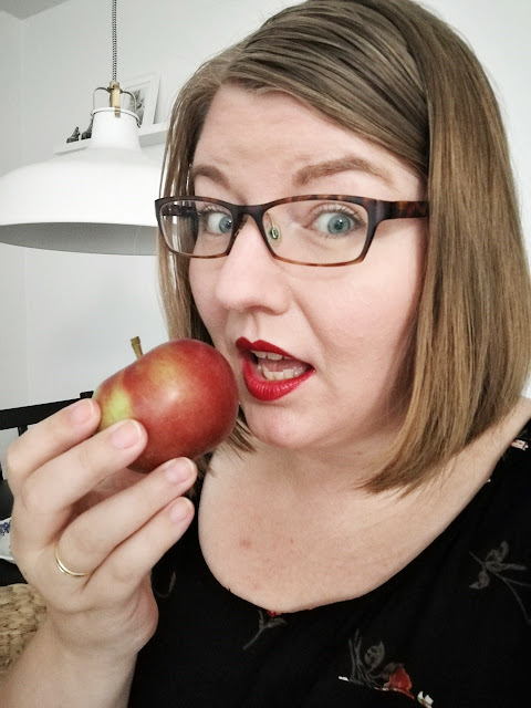 Omenaa syövä punahuulinen nainen