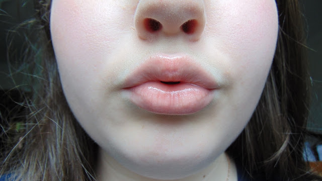 Melissa moisturizes lips first for SMURF Blue Metallic lip look #beauty