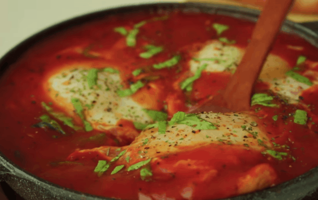 Яичница с сыром, грибами и беконом в томатном соусе (12)