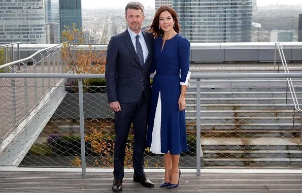 Crown Prince Frederik and Crown Princess Mary arrived in Paris. Crown Princess wore a blue dress and pearl earrings