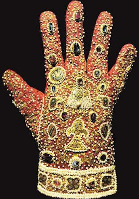 Guante imperial realizado en piel con inserciones de oro, perlas y piedras preciosas. Realizado en Palermo en 1220. Se conserva en la Cámara del Tesoro de Viena