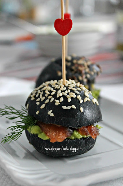 www.qb-quantobasta.blogspot.it: Mii burger al carbone vegetale con salmone marinato 