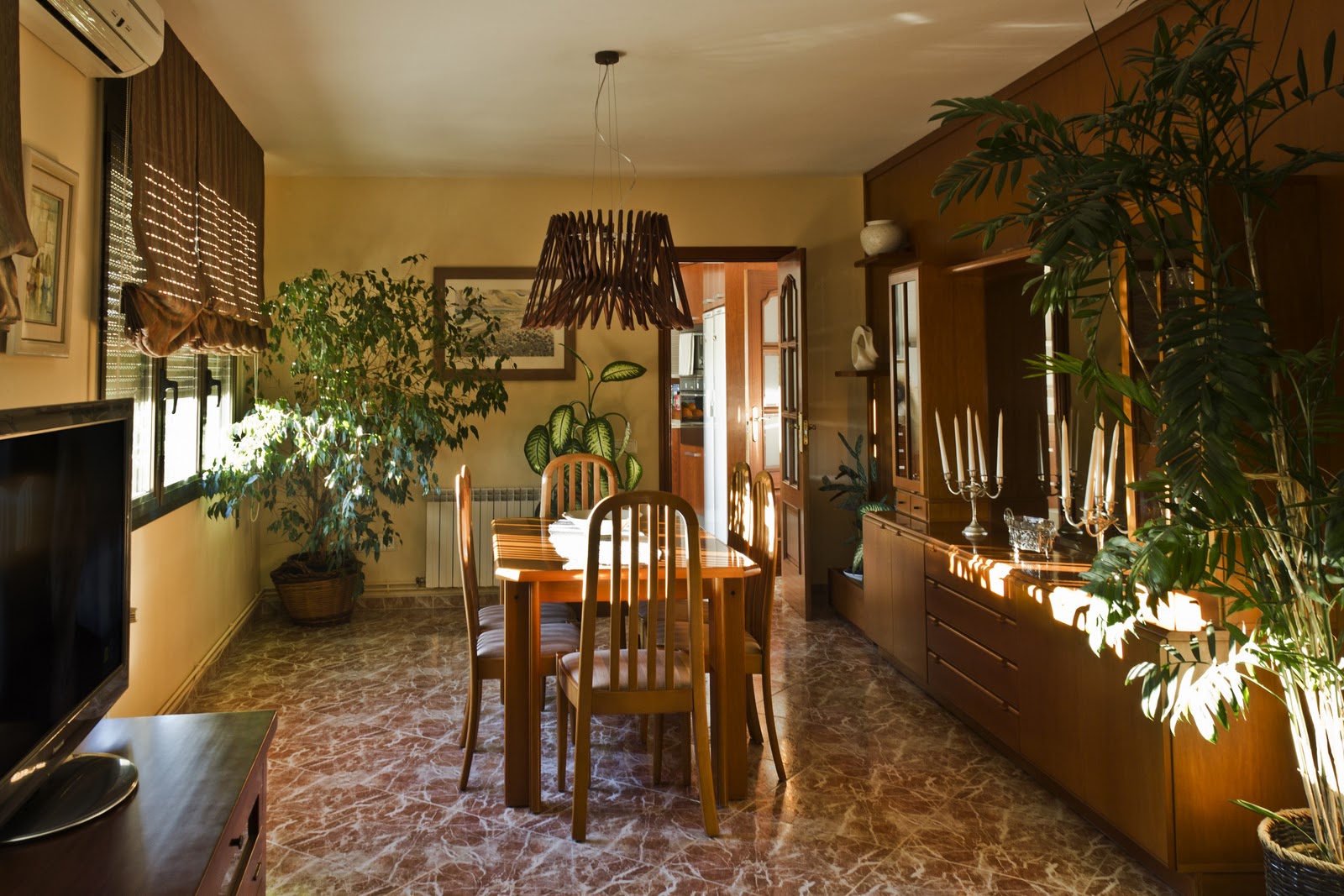 lo Trespol Interpolat La35, lluminària de penjarobes