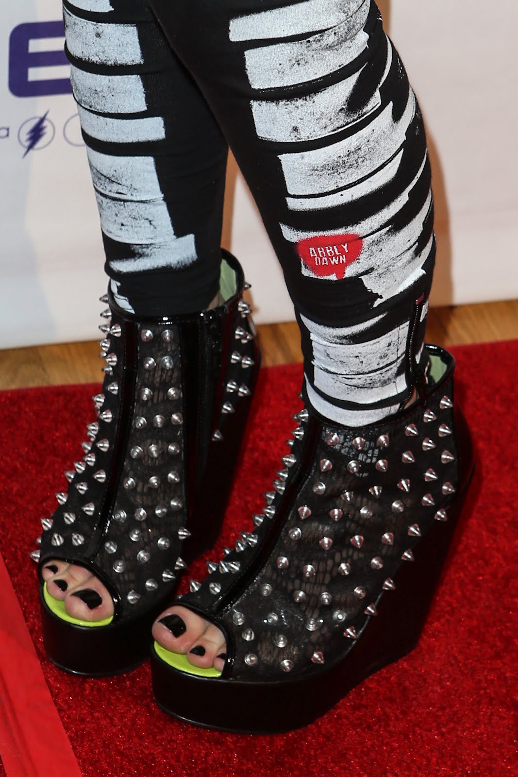Celebrity Feet: Avril Lavigne1067 x 1600