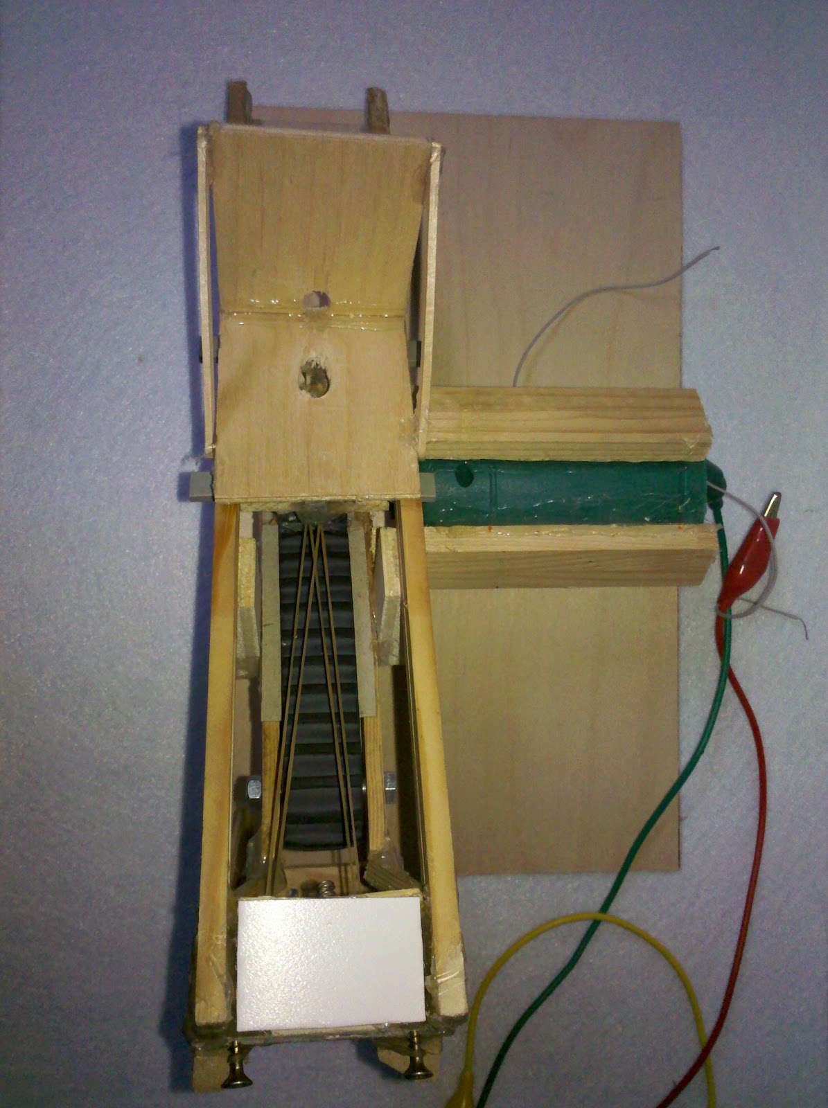 Do It Yourself Gadgets Ball throwing machine