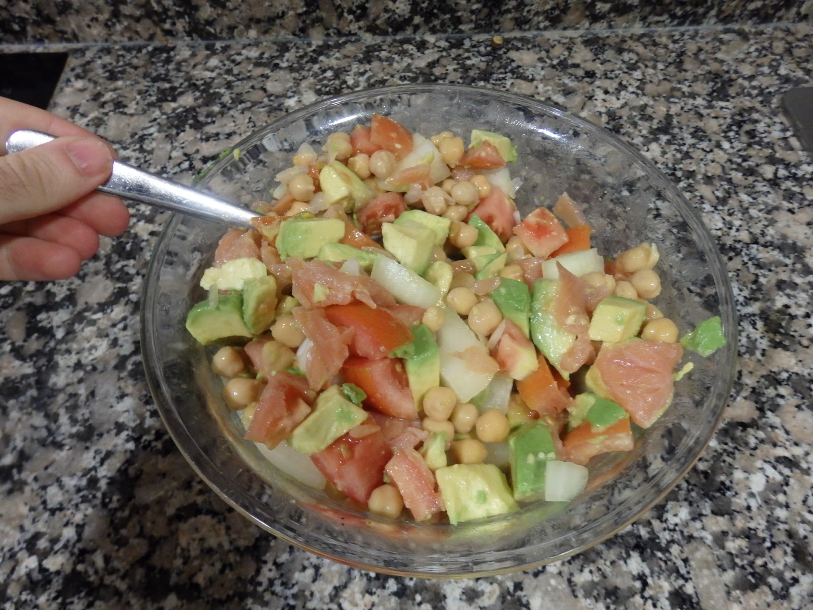 OSUKAA IS COOKING ENSALADA DE GARBANZOS, AGUACATE Y SALMÓN AHUMADO