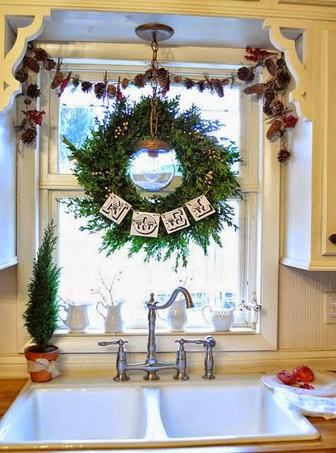 Christmas Ideas: Christmas wreath in kitchen window
