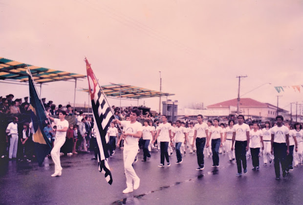 MARCELO GIL COM A BANDEIRA DO ESTADO DE SÃO PAULO, NO DESFILE DA INDEPENDÊNCIA DO BRASIL, EM 1985