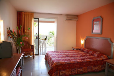 Chambre avec terrasse et vue sur la mer à la Résidence Diamant Beach