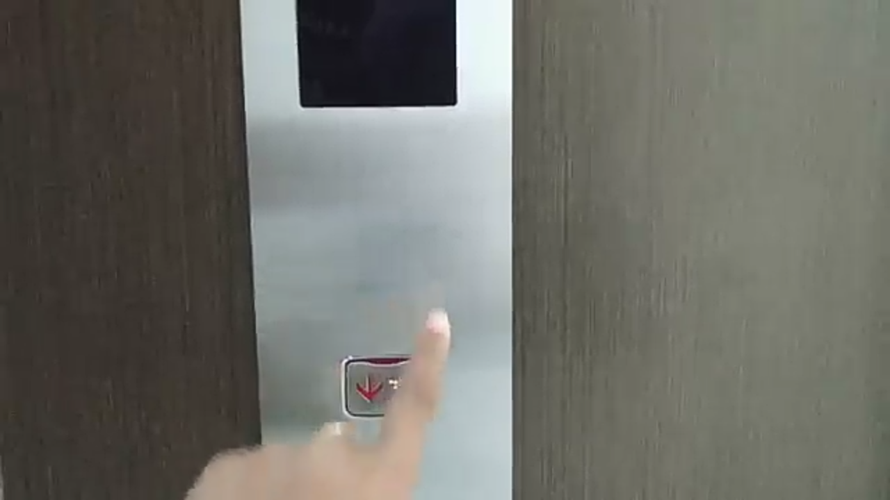 Etika cara naik lift (elevator) yang benar