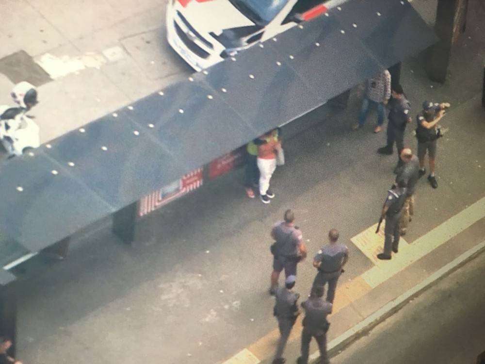 Com faca na pescoço, mulher é feita refém na Avenida Paulista